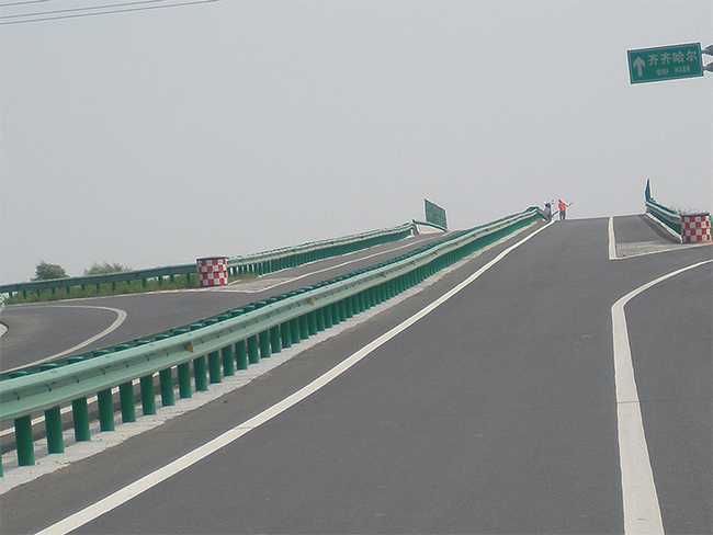 贵港高速公路护栏的材质与规格